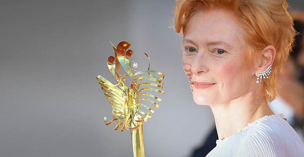 جواهرات جالب تیلدا سوئینتون «Tilda Swinton» که در جشنواره فیلم ونیز استفاده کرد